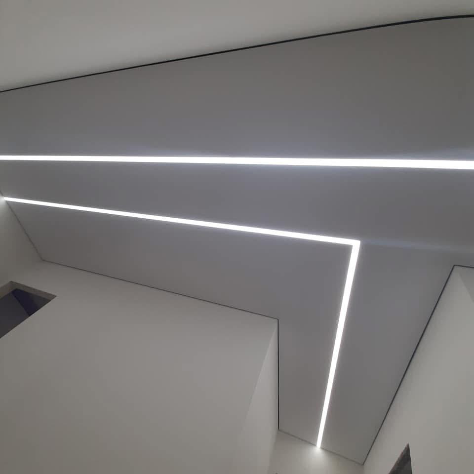Moderne Spanndecke mit Lichtdesign